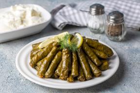 sarme u listu vinove loze