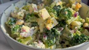 Brokoli salata sa kuvanim jajima i feta sirom