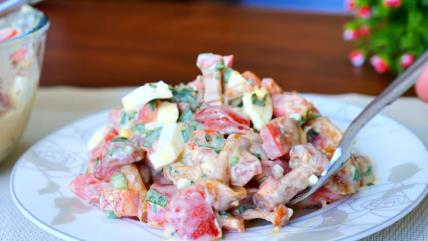 Salata sa leblebijama, kuvanim jajima i mariniranim šampinjonima