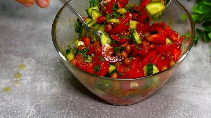 Povrćna šarena salata sa leblebijama