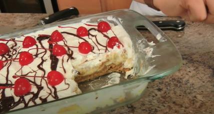 Banana split kolač sa keksom